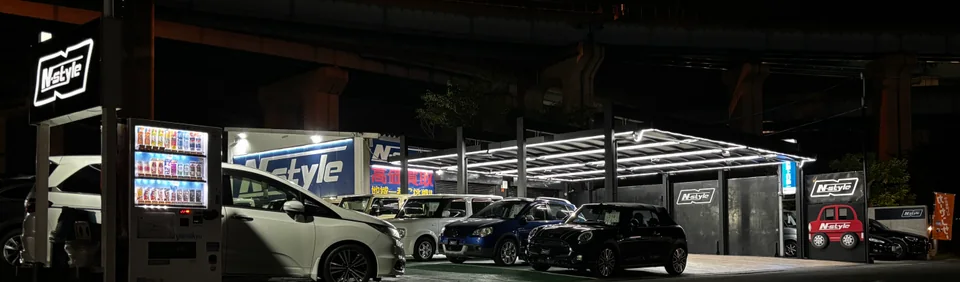 夜間のN-style京都。照明が点灯したカーポートと黒い外観