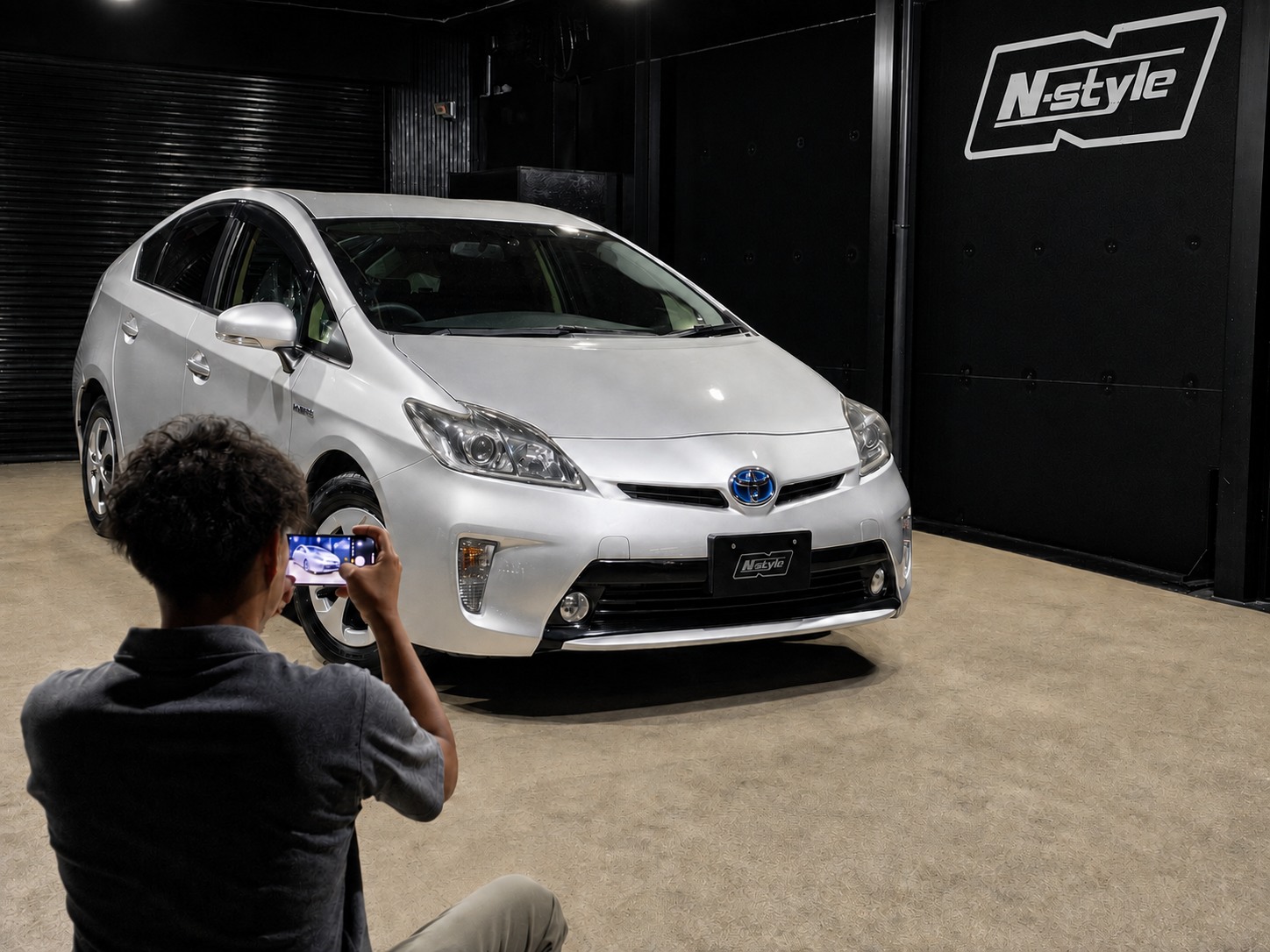 在庫車両の魅力が伝わる写真を撮影するN-styleの梅本成弥